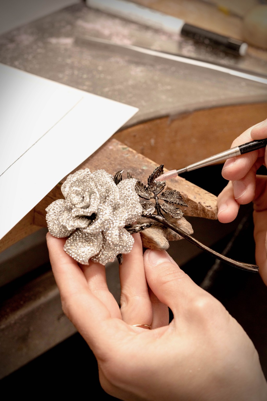 黑白鑽石玫瑰胸針，每一片花瓣都可自如活動，造型立體細緻，並彰顯工匠手藝。